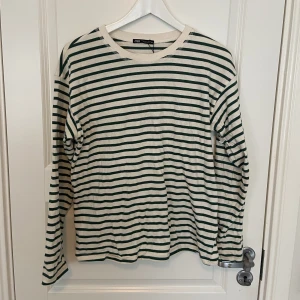 Randig tröja  - Fin randig tröja med gröna ränder, används inte längre 👍🏽