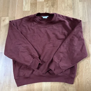 H&M Premium Tröja - Vinröd tröja från h&m som är av högre kvalitet än deras vanliga tröjor. Knappt använd