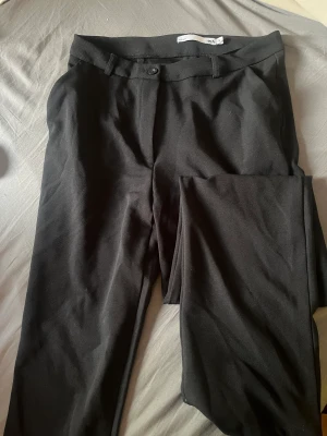 svarta kostymbyxor straight - Dessa byxor köpte jag för 3 månader sedan, men är helt oanvända! Köpte för 199kr, säljer för 100kr.  Väldigt snygga byxor i storlek S, lite långa för mig som är 163cm vilket är anledningen till varför jag säljer dem🥰