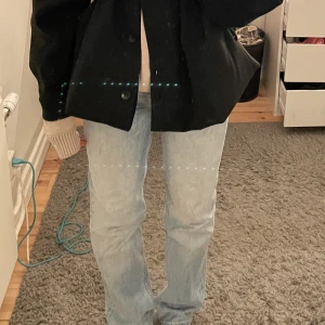 Mid waist Zara jeans  - Superfina mid waist jeans från Zara. Använda och färgen är lite urtvättad men har inga andra defekter! Bara att skriva vid frågor, pris kan diskuteras!