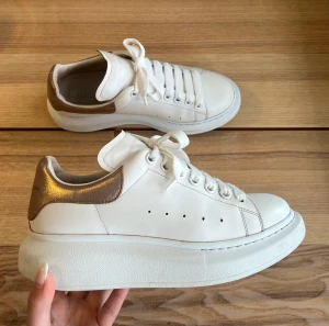 Alexander mcqueen - Säljer nu mina super fina Alexander mcqueen sneakers i storlek 38,5. Vita med rose där bak. Har precis bytt snören så dem är helt nya och oanvända - kan även skicka med det gamla paret snören som man kan tvätta upp! 🌸☺️