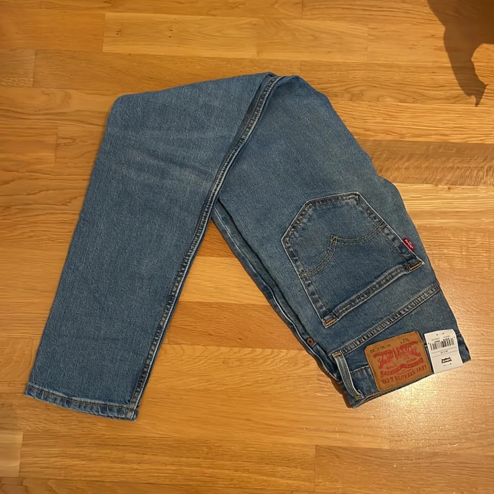 Ett par helt oanvända blåa Levis 512 jeans. Storlek W30 och L 32. Jeans & Byxor.