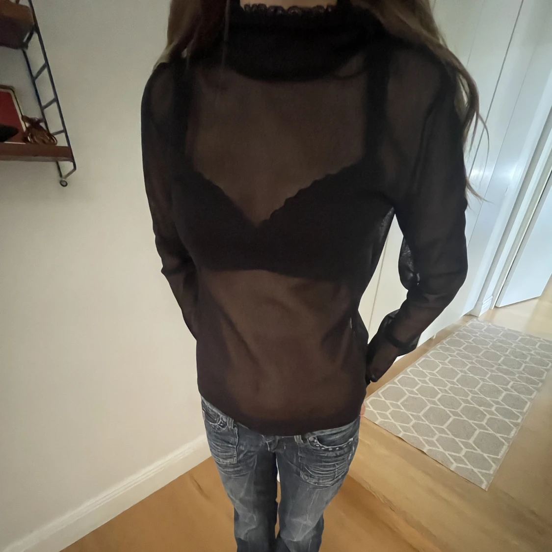 Svart genoskinlig blus