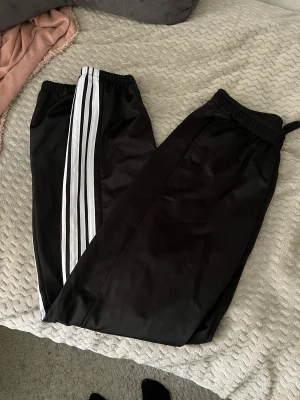Tränings byxor adidas liknande - Adidas liknande mjukis byxor, som jag råkade köpa i fel storlek. De är för små för mig och säljs därav. Fortfarande i väldigt fint skick inte använda många gånger alls (Max 4 typ) 