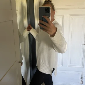 Stickad tröja från zara - Helt oanvänd utan prislapp, super skön med slits, Rensar min garderob så kolla gärna in min garderob, säljer mycket fint !💗