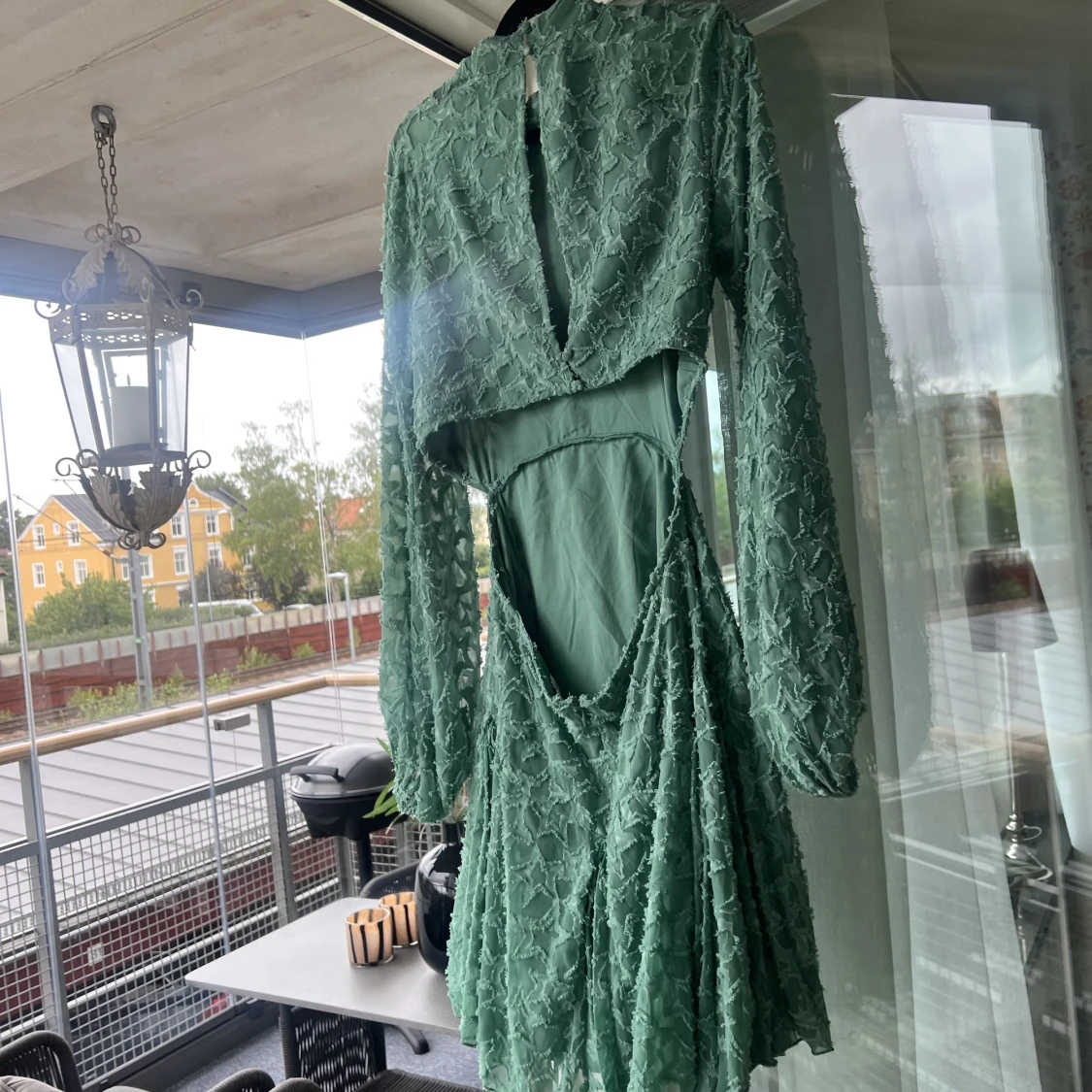 Klänning med öppen rygg - 91