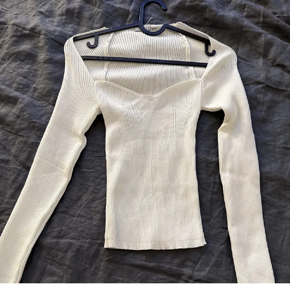 Säljer denna tröja som är köpt på plick och ursprungligen är från en marknad utomlands, inga defekter finns💗 skriv för egna bilder!. Toppar.