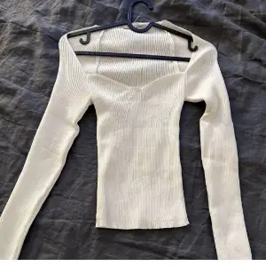 Säljer denna tröja som är köpt på plick och ursprungligen är från en marknad utomlands, inga defekter finns💗 skriv för egna bilder!