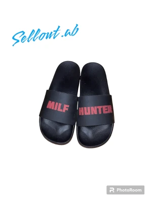 Milfhunter tofflor - Ett par milfhunter tofflor i storlek 40. Aldrig använda, så i nyskick! Köpta från revenite när dom droppades. Perfekta inför sommaren och hösten☀️Hör av dig vid frågor eller funderingar🤗