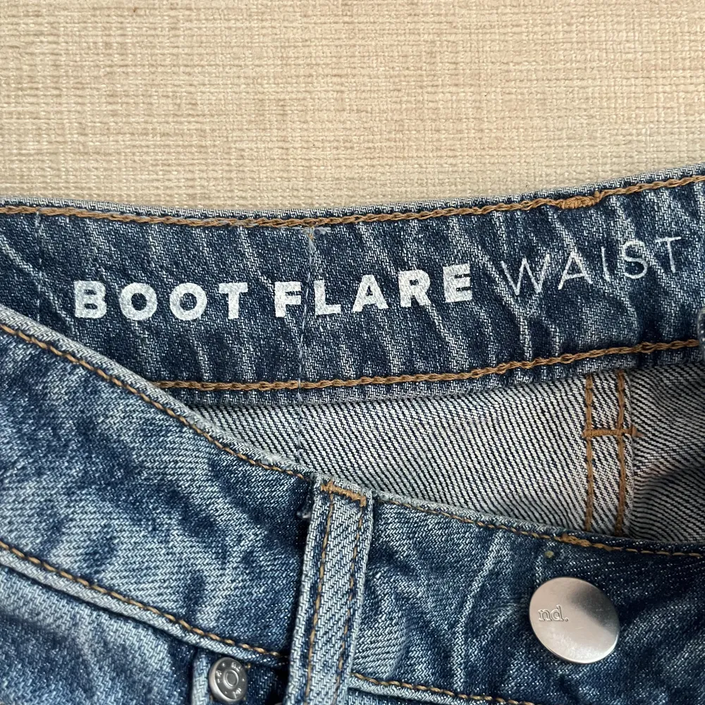 Säljer mina bootcut-jeans från bikbok. Nypris 600 men säljer för 150+ fri frakt! Knappt använda så jättebra skick💕. Jeans & Byxor.