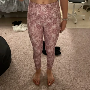 Träningsbyxor - Dundersköna träningsbyxor typ aldrig andvänt som nya!