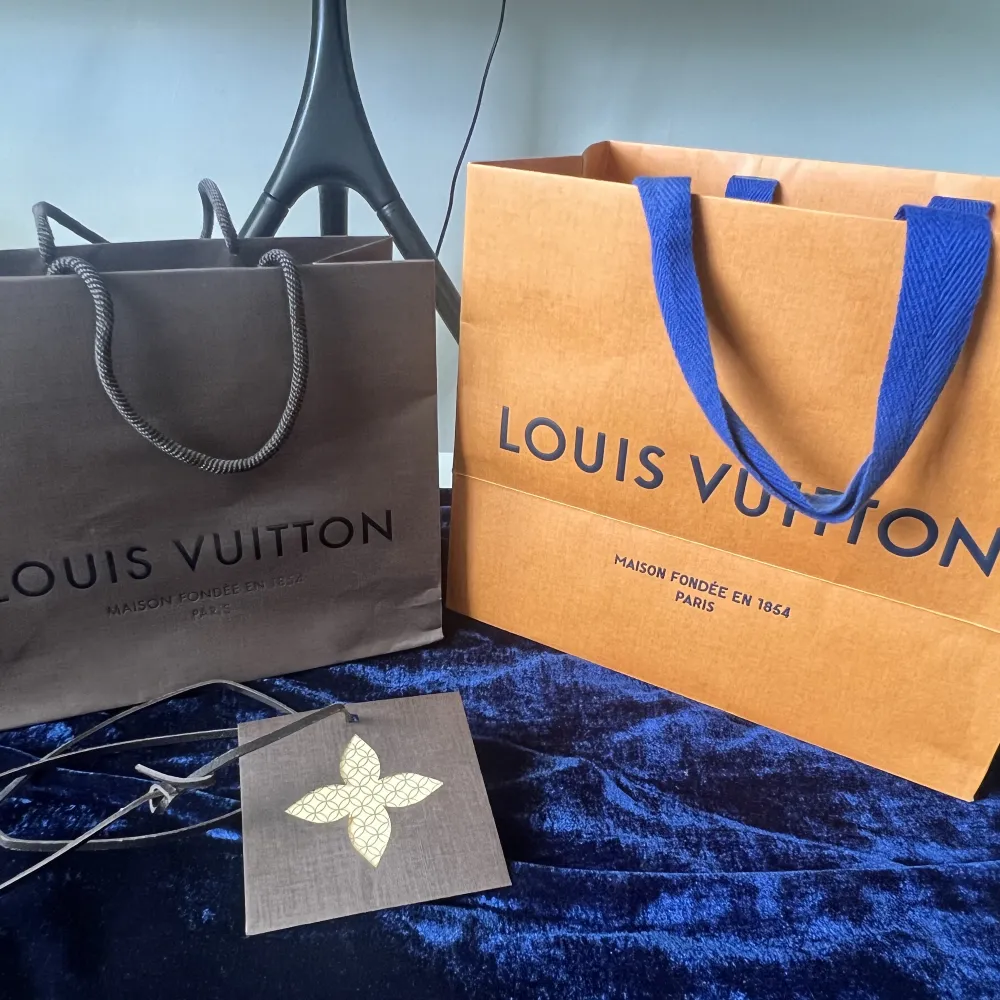 Säljer dessa äkta Louis Vuitton ”kassar” Båda i fin skick. Medföljer en liten ”vykort”.  Fint att använda som dekoration. paketpris 250 kr Orange : 200 kr (21x25cm) Bruna : 100 kr (18x22cm). Övrigt.
