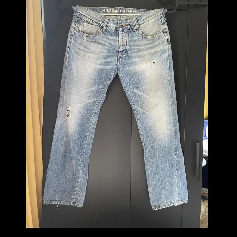Ljus blå jeans i mycket bra skick från Tommy Hilfiger. Jeans & Byxor.