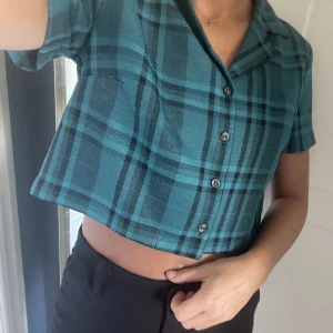 Croptopp skjorta  - Urban outfiter croptop, Rensar min garderob så kolla gärna in min garderob, säljer mycket fint !💗