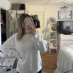 Vit sweatshirt som är mysig inuti. Knappt använd.