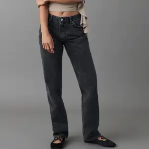 Superfina mörkgrå/svarta lågmidjade jeans från Gina tricot💕i bra skick och storlek 34 