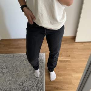 Ett par grå/svarta Weekday jeans i herrmodellen ”Barrel relaxed”, storlek 30/34🙏🏼 Sitter som på bilderna på mig som vanligtvis har 38/40, jeansen är långa!🥳