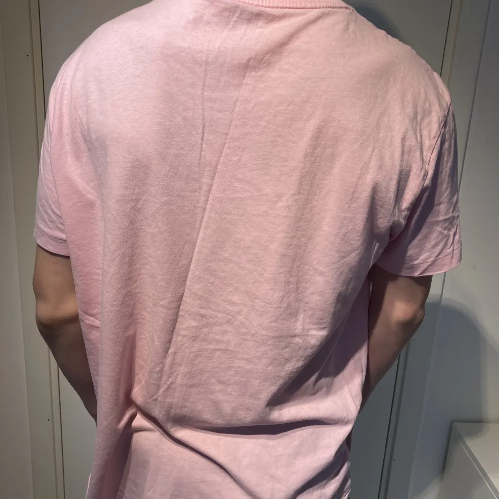 Ralph lauren T-shirt i rosa, 9/10 skick knappt använd dock en liten tråd lös längst ner på framsidan, orginalpris 699kr. Modellen är 171 . T-shirts.