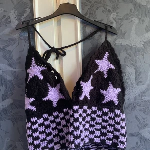 Lila och svart virkad topp  - Handgjord topp som man knyter i nacken, insydd fordring, kan ta bort 