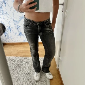 Low waist bootcut jeans - Low waist jeans från vero moda, köpt second hand. En blekningsfläck på benet som var där när jag köpte de men den smälter in! Jag är normalt s/xs och 166cm💕