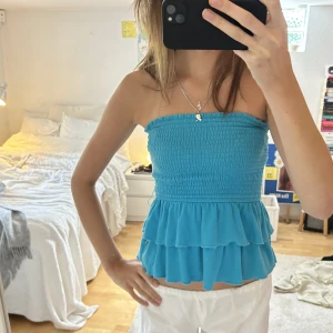 Blå bandeutopp med volanger - Jättesöt bandeutopp med volanger som även kan användas som kjol!