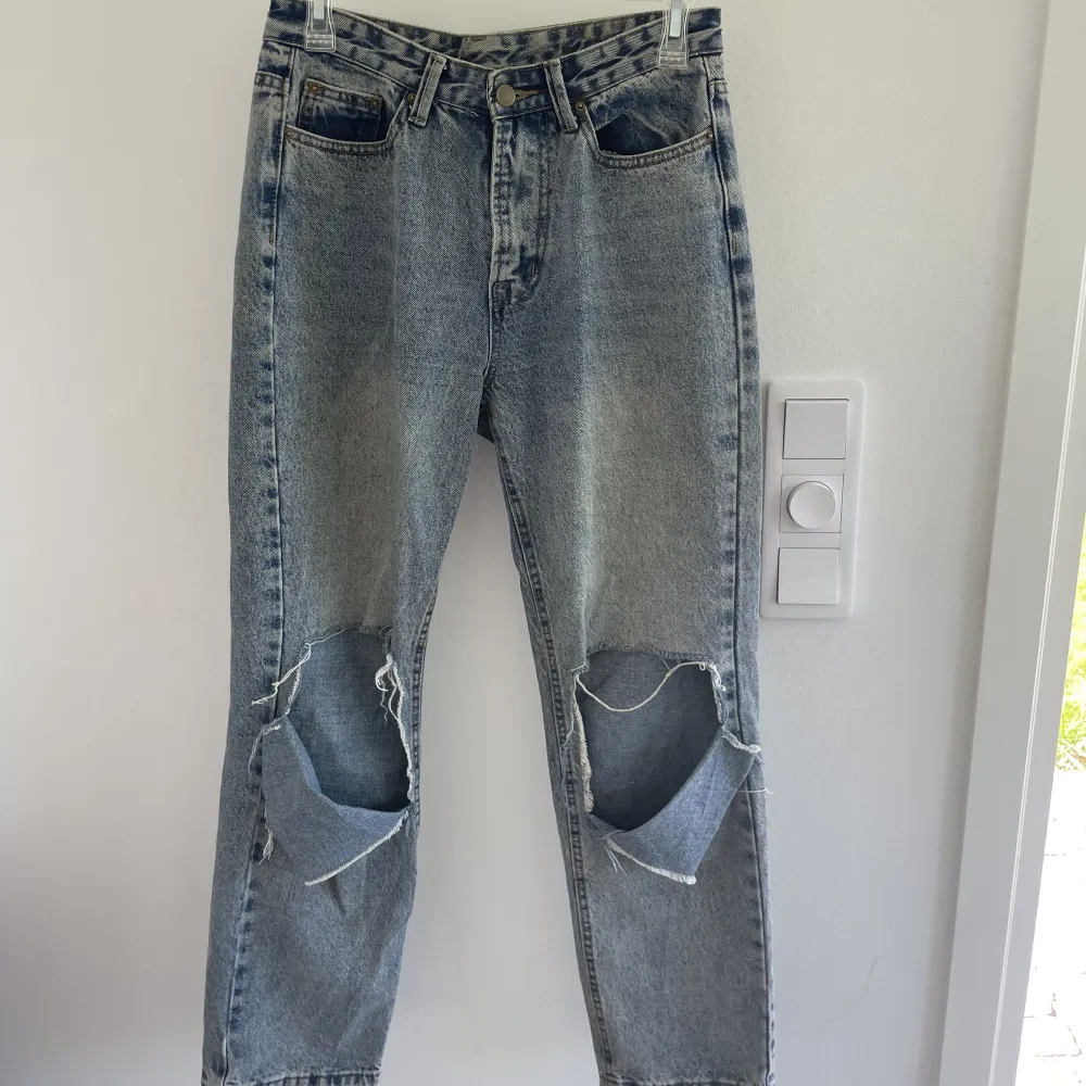 Säljer dessa fina jeans, perfekt till hösten!. Jeans & Byxor.