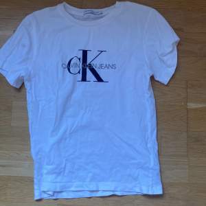 Hyfsat använd Calvin Klein t-shirt. Fortfarande i fint skick. Original priset låg på 450kr!