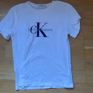 Hyfsat använd Calvin Klein t-shirt. Fortfarande i fint skick. Original priset låg på 450kr!