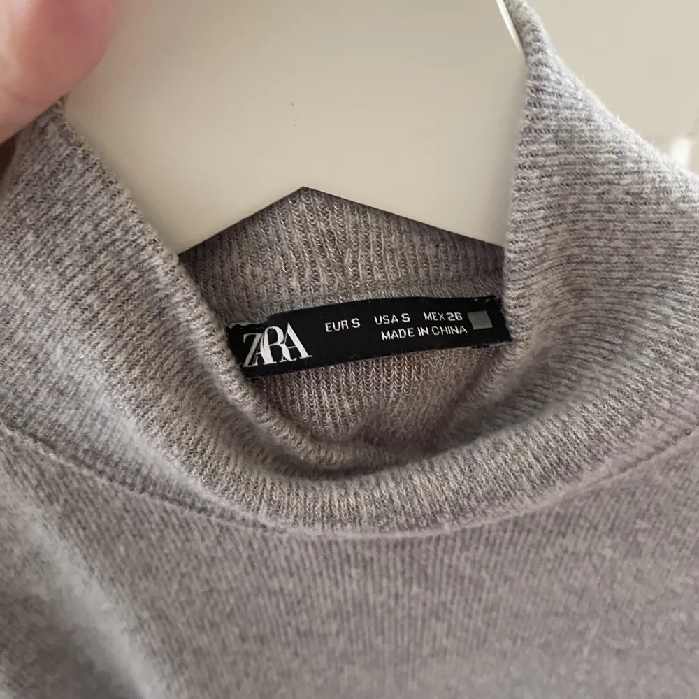 En supergullig långärmad stickad tröja från Zara i storlek S som används endast ett fåtal gånger. Tröjan är i väldigt bra skick. Priset kan diskuteras . Toppar.