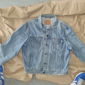 Levi's Jeans jacka - Sliten look  .köparen betalar frakten 