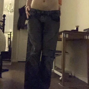 Lowwaist jeans - Baggy lågmidjade jeans med slitningar i vänstra benet. Bra i längden på mig som e 172