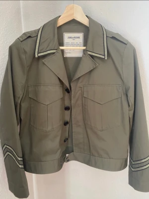 Zadig Voltaire jacka - Grön Zadig jacka i strl M. Superfint skick och så fin nu inför hösten. Skriv för fler bilder. Om det är många intresserade blir det budgivning. Klicka alltså inte på köp nu knappen utan skriv till mig först💕. Köper men står för frakten