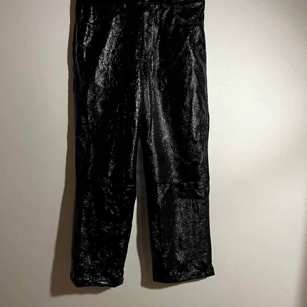 Lackade byxor i svart från NAKD💓 Använda, men i fint skick!. Jeans & Byxor.