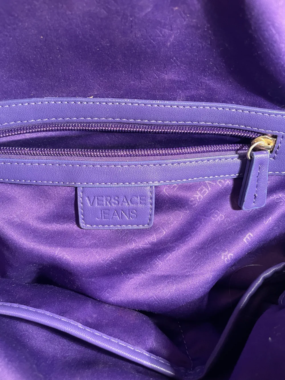 Fin Versace Väska…. . Väskor.