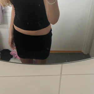 Söt minikjol - Säljer denna söta minikjolen då den inte kommer till användning! Lite tjockare kjol så den skulle vara perfekt med ett par tights under till hösten!! Står xs men hyfsat töjbar så tror den skulle passat s också! DMa om intresserade (pris kan diskuteras)