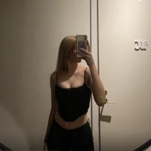 Fest topp - Jätte fin festtopp använd 1-2 gånger, jätte bra skick. Skriv för frågor💕