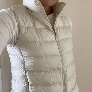 Ultra light down vest - Skön, tunn och trendig väst från uniqlo.