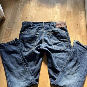 Mörkblå jeans från lee! Midjemått:38cm(rakt över) innerbenslängd:71 cm  