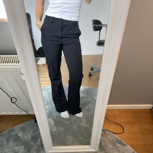 Svarta kostymbyxor - Svarta kostymbyxor från bikbok, stl 34🖤
