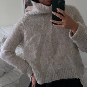 American Vintage tröja  - Stickad American Vintage tröja, jätte fint skick, storlek XS-M med polo som även går att vika ner.  Frakt tillkommer 