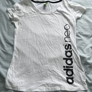 Adidas tröja - Vit adidas tröja, knappt använd men har en liten fläck på sig ((3 bilden) men inget som märks💕