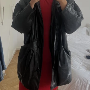Oversize skinnjacka från Janbell - En vintage svart skinnjacka från Janbell.   Stl L   Mkt fint skick🖤