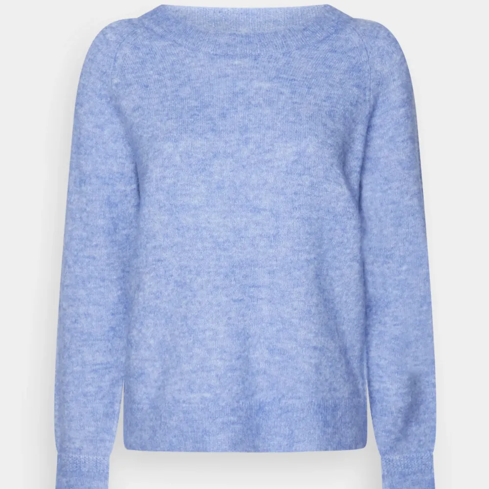 Säljer denna jättefina blå stickade tröja från selected fame då den tyvär inte kommer till någon användning. Köpt för 499kr säljer den för 300 inklusive frakt.. Tröjor & Koftor.