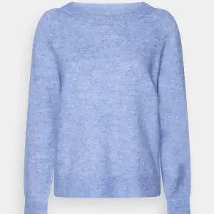 Säljer denna jättefina blå stickade tröja från selected fame då den tyvär inte kommer till någon användning. Köpt för 499kr säljer den för 300 inklusive frakt.
