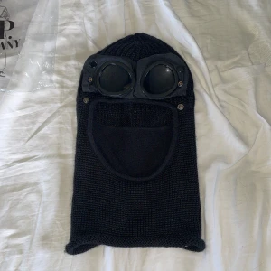Cp company balaclava - Cp company balaklava. Skick 9,5/10. One size. Priset ej hugget i sten, kom med bud