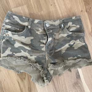 Säljes dehär ascoola kamouflage shortsen. De är lågmidjade och såå snygga. Dom är tyvärr för små för mig så derför måste de säljas. Priset kan diskuteras💘💘 Fler bilder kan också skickas!