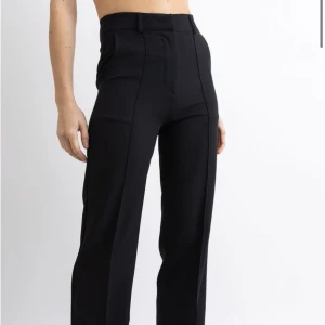 Kostym byxor  - Svarta kostymbyxor från madlady i storlek 34/36 längd 32. Vilket passar mig som är 170. De är i fint skick.