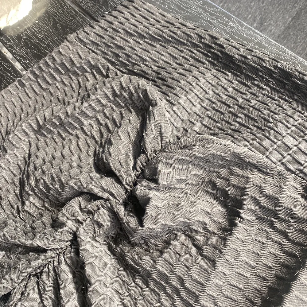 Svarta tights med scrunch baktill, lite mindre i storleken över rumpan, super bekväma . Farkut & Housut.