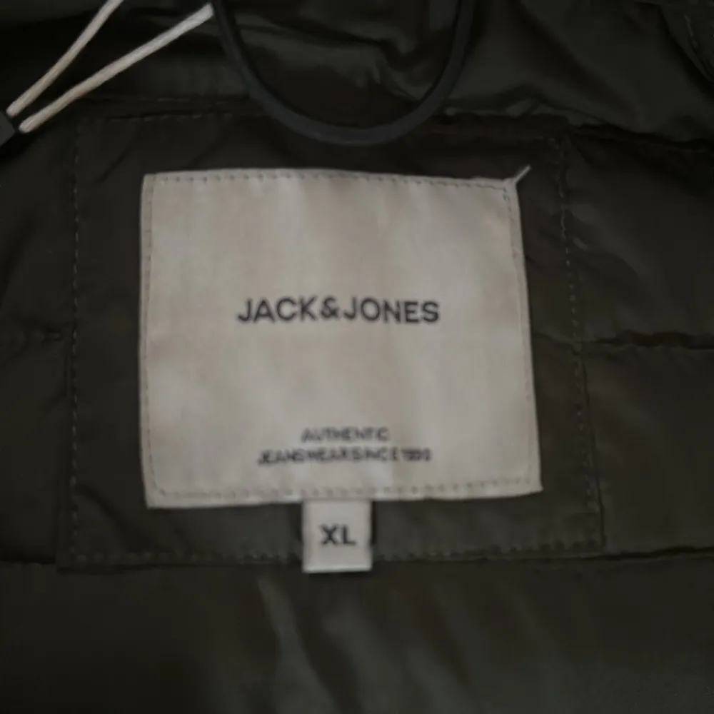 Säljer denna jacka från Jack&Jones som jag köpte på NLY MAN. Har skaffat en annan jacka så den här kommer inte komma till användning. Jag själv skulle säga att den sitter som L fast den är XL. Jackor.