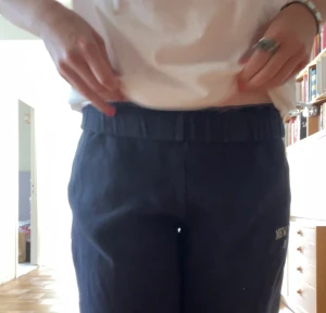 Brandy Melville byxor - För små! Vet ej storlek men stretchiga i midjan och tanka vida i benen. Innerbens-längden är 66 cm. Nedvikbara!!!! Nypris 350 kr